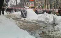 В Киеве автомобиль провалился под землю