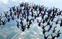 108 парашютистов взялись за руки в воздухе
