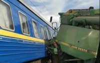 Комбайн протаранил поезд