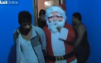 В Перу полицейский ворвался в наркопритон в костюме Санта-Клауса