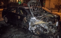 В Киеве во дворе дома сгорели сразу две машины