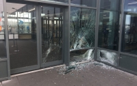 Автомобиль врезался в здание аэропорта в Исландии