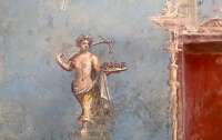 В Помпеях обнаружили редкую голубую комнату с впечатляющими фресками (фото)