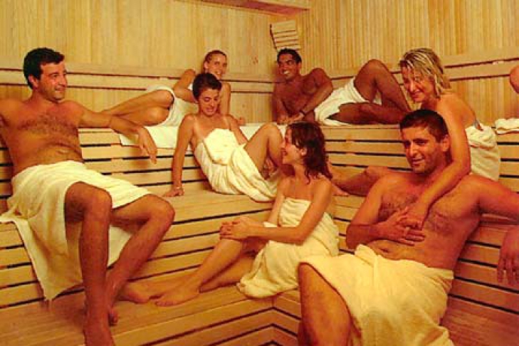 Свинья кайфует в сауне. Встреча в сауне. Совместная баня для мужчин и женщин. Групповое сауна. Переговоры в бане.