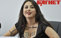 Певица Юлия Бардаш пишет новости на своей пышной груди