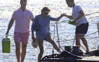 Карла Бруни и Николя Саркози наслаждаются романтической прогулкой на средиземном побережье (ФОТО)