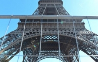 Вокруг Эйфелевой башни построят стену из пуленепробиваемого стекла