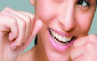 Зубная нить провоцирует заболевания зубов и десен