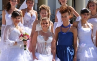 В Ривном прошел парад замужних «невест»  
