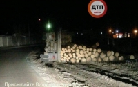 Жуткое ДТП в Киеве: перевернулся многотонный грузовик
