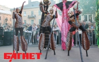 В центре Львова прошел парад клоунов и девушек на ходулях (ФОТО)