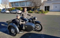 Фанат группы Metallica привез в Сан-Франциско и подарил солисту киевский мотоцикл