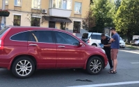 На авто киевлянки посреди дороги напал неизвестный