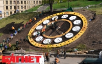 В центре Киева появились гигантские часы (ФОТО)