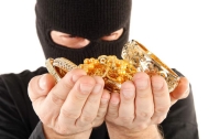 В Киеве двое вооруженных мужчин ограбили ювелирный магазин