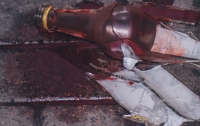 На одной из киевских площадей мужчина вскрыл себе вены разбитой бутылкой