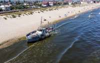Под Одессой на пляж выбросило корабль (видео)
