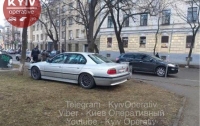 Очень оригинально припарковался хозяин BMW в Киеве