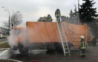 У Києві палаючий сміттєвоз сам приїхав до пожежників