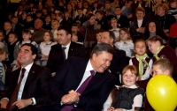 Детские эмоции Януковича в цирке (ФОТО)