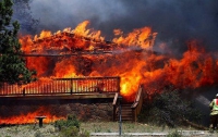 В США рекордный лесной пожар угрожает уничтожить целый город
