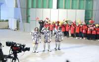Китай запустил на орбиту корабль с космонавтами (видео)
