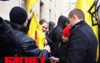 В центре Киева националисты казнят Ленина