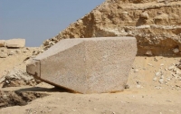 Археологи обнаружили в Египте обелиск возрастом четыре тысячи лет