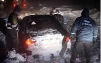 На Ривненщине в снежном плену оказалось 10 автомобилей