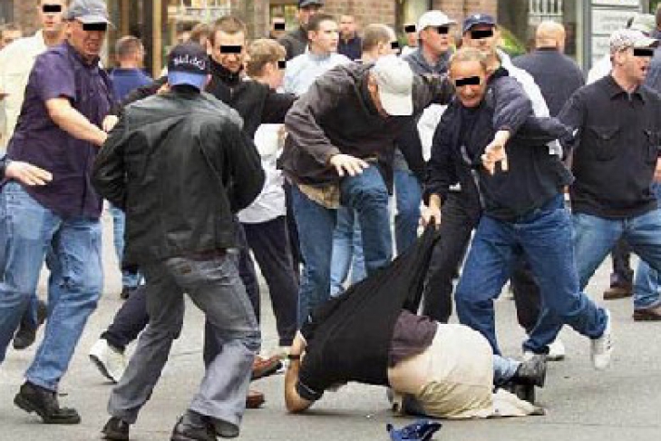 Хулиганы зелёной улицы 3. Годзилла 2014 элизабет олсен. Футбольные гладиаторы 2009. Поцелуй в суде. Околофутбольщики оффники.