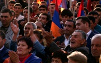 Правительство Армении не пошло по стопам Януковича