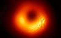 Ученые смогли получить изображение магнитных полей вокруг черной дыры