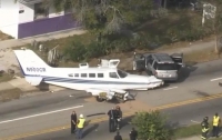 Во Флориде самолёт столкнулся с двумя автомобилями