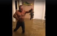 Житель Хьюстона поймал рыбу в собственной гостиной