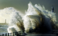В Англии начался зрелищный осенний шторм (ФОТО)
