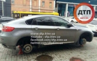 В Киеве у нарушителя правил парковки на BMW X6 сняли колеса