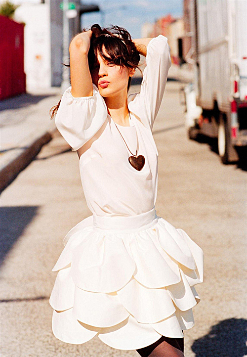 Зои Дешанель, растормошила, Джима Керри, на музыкальных полках, супермаркетов, появились DVD диски, с комедией, Всегда говори Да, в которой голливудская актриса, помогает Джиму Керри, изменить его жизнь, на сто восемьдесят градусов