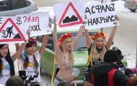 FEMEN показали свои прелести на «непаханном поле» (ФОТО)