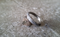 Влюбленный вырезал невесте кольцо из метеорита