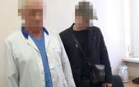 Врача онкодиспансера задержали на получении крупной взятки