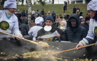 Жителям Тамбова отсыпали жареной картошки в ведра (фото)