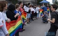 ЛГБТ сообщество провели акцию возле российского посольства