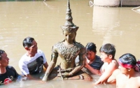 Со дна Меконга подняли древнюю статую Будды