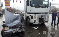 Фура в Киеве уничтожила легковушку, есть погибший
