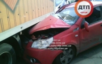 ДТП в Киеве: Chevrolet Aveo залетел под грузовик