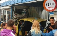 Масштабное ДТП в Киеве: автомобиль влетел в остановку