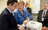 Как Меркель дарила мишку дочери Саркози (ФОТО)