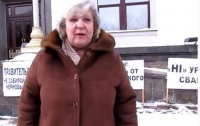 Крик души: в Луганске жена ликвидатора ЧАЭС одна устроила акцию протеста (ВИДЕО)