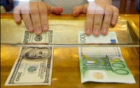 С сегодняшнего дня купить доллары и евро в обменниках можно лишь при наличии документа