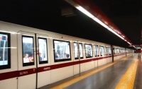 В Риме машинист метро несколько метров тащил женщину по перрону